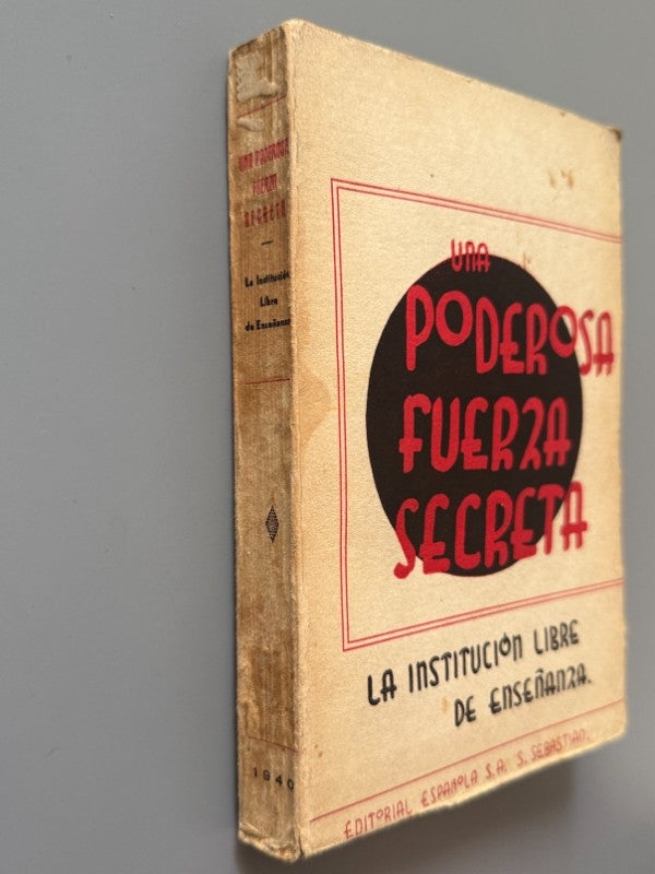 Una poderosa fuerza secreta: La Institución Libre de Enseñanza (1ª ed.) - Editorial Española, 1940