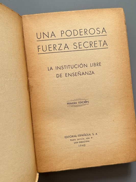 Una poderosa fuerza secreta: La Institución Libre de Enseñanza (1ª ed.) - Editorial Española, 1940