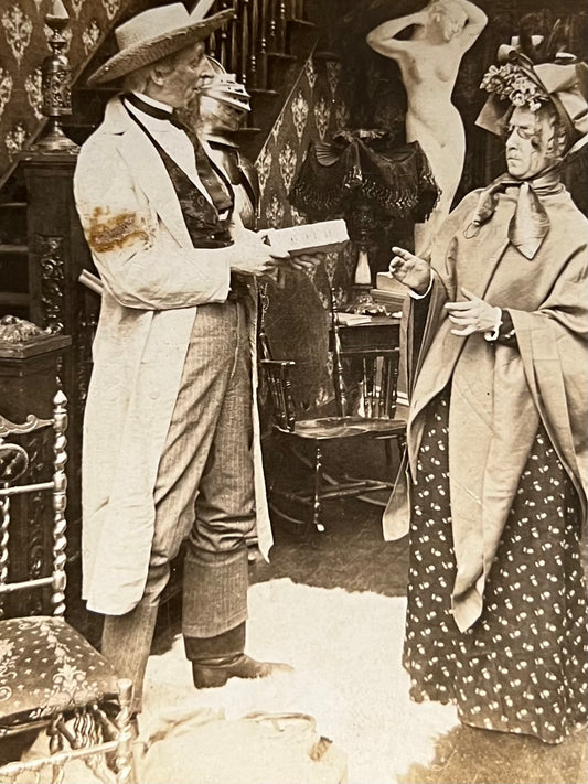 "At the city cousin's", fotografía estereoscópica de teatro - H. C. White Co, ca. 1902