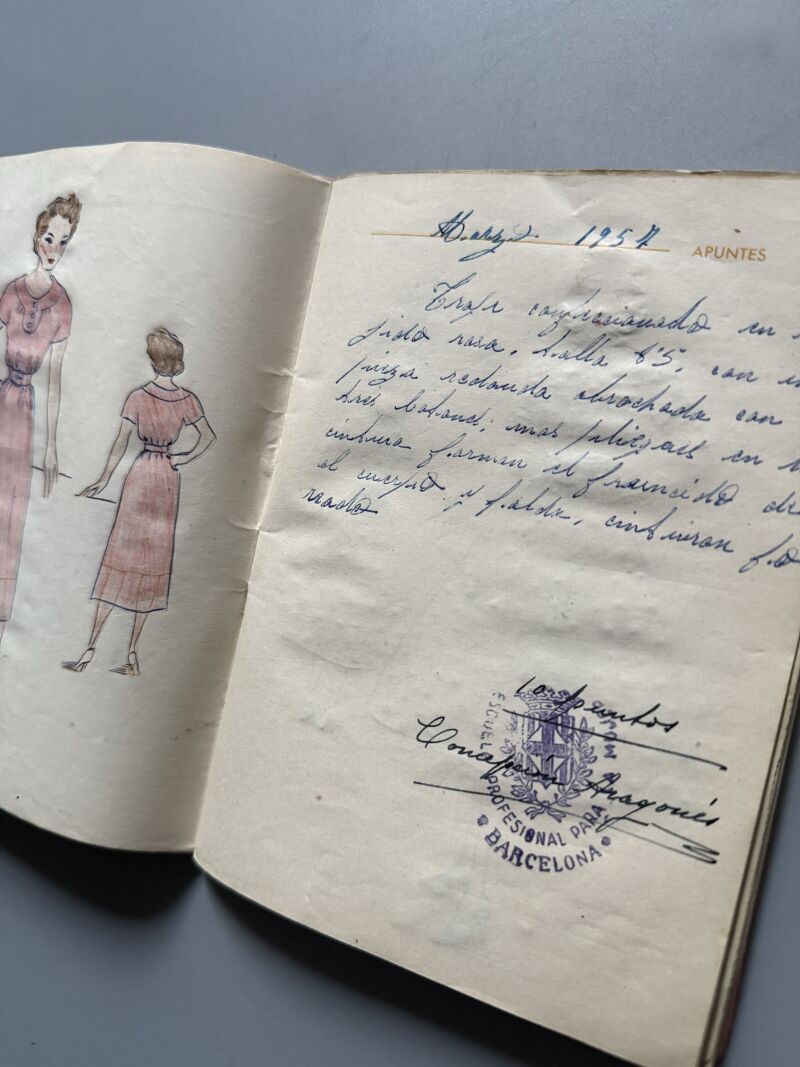 Curso de moda años 50 de Mª José Torres. Sobrecubierta bordada única - Fémina, siluetas para croquis