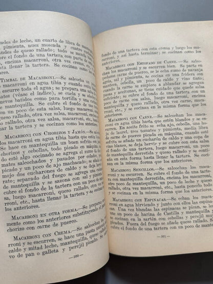Delicias de la mesa. Manual de cocina y repostería, Maria Antonieta Reyes Gavilan y Moenck - 1927