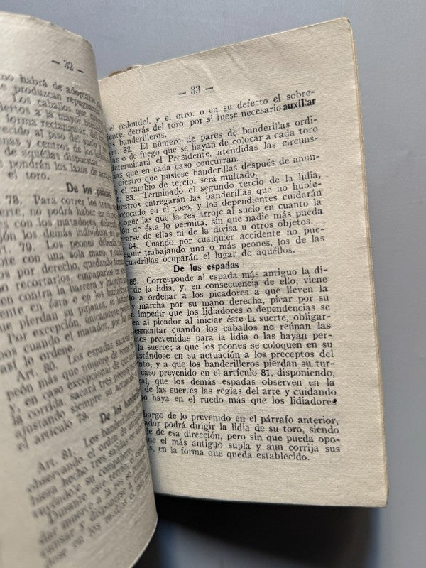 Reglamento oficial para las corridas de toros, novillos y becerros - Gráficas Arte, 1930
