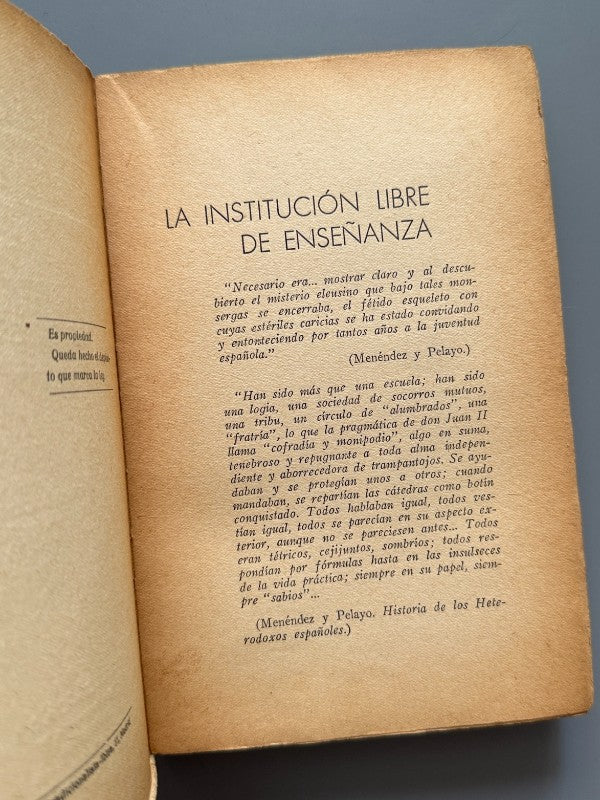 Una poderosa fuerza secreta: La Institución Libre de Enseñanza (1ª ed.) - Editorial Española, 1940