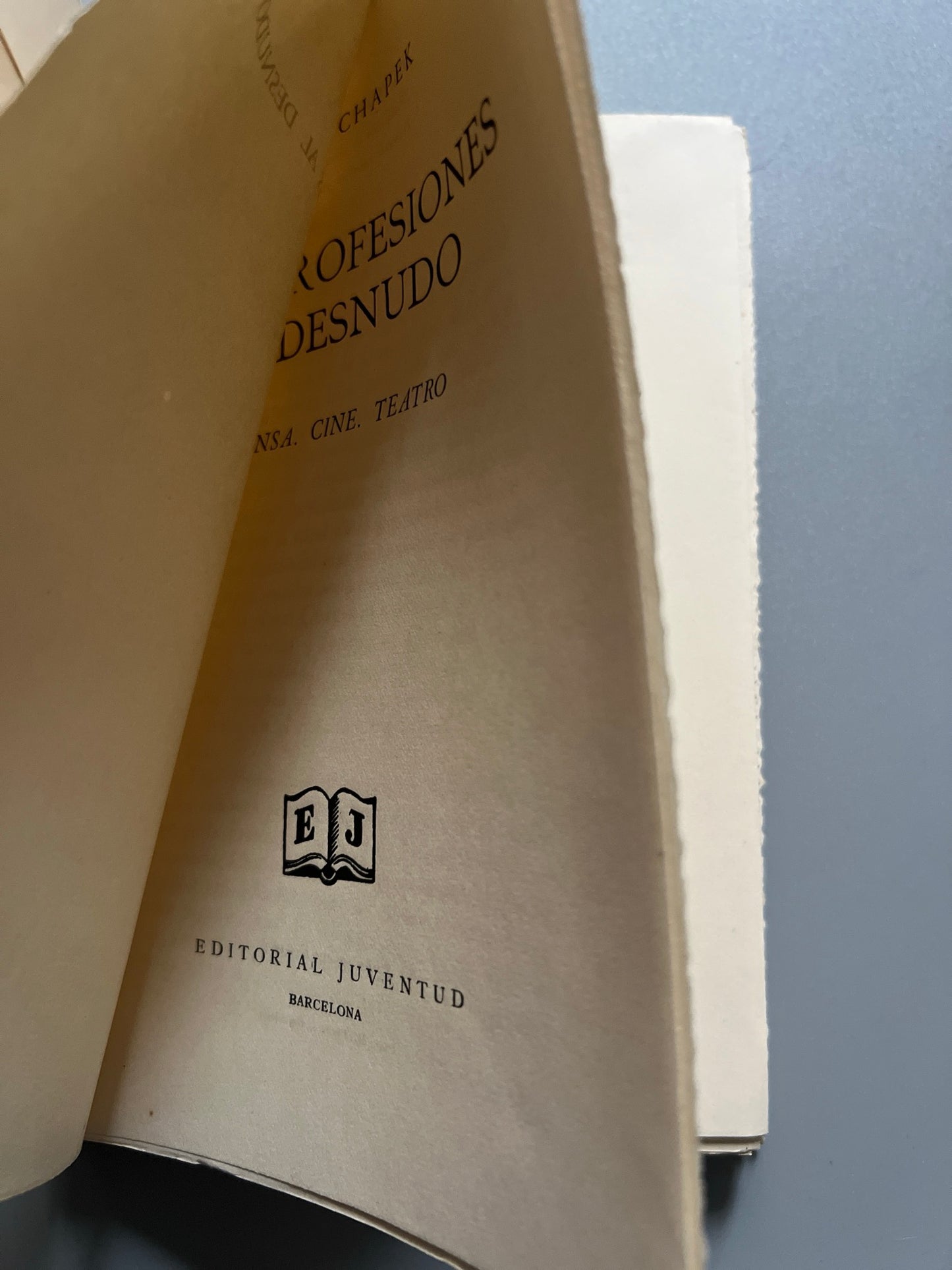 Libro de: Tres profesiones al desnudo. Prensa, cine y teatro, Karel Chapek - Editorial Juventud, 1947