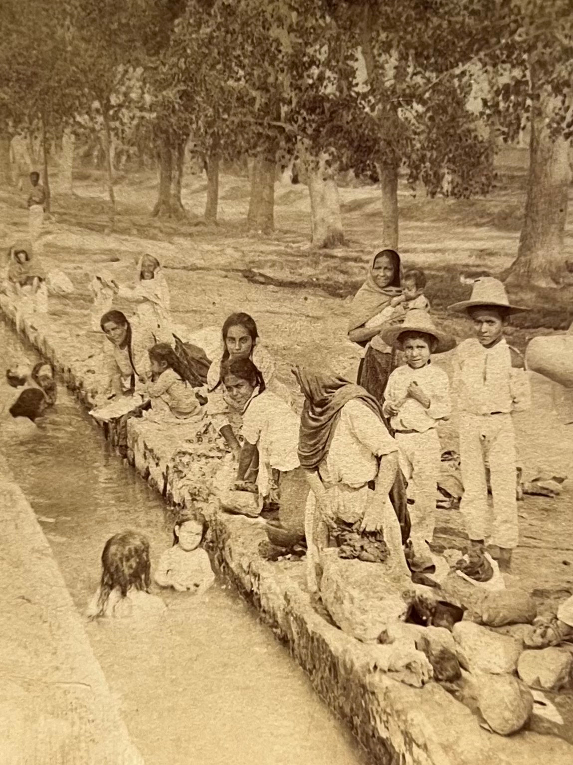 A mexican acequia with bather and washerwomen, fotografía estereoscópica costumbrista - J. F. Jarvis, 1890