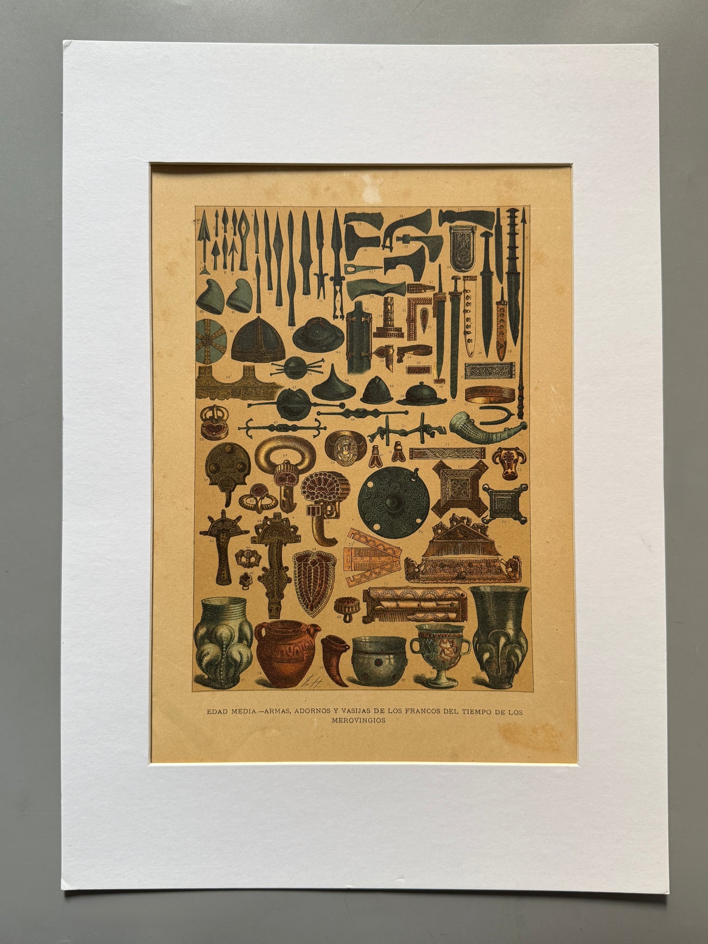 Cromolitografía armas, adornos y vasijas de los francos - Historia general del arte. Montaner y Simón ca. 1890