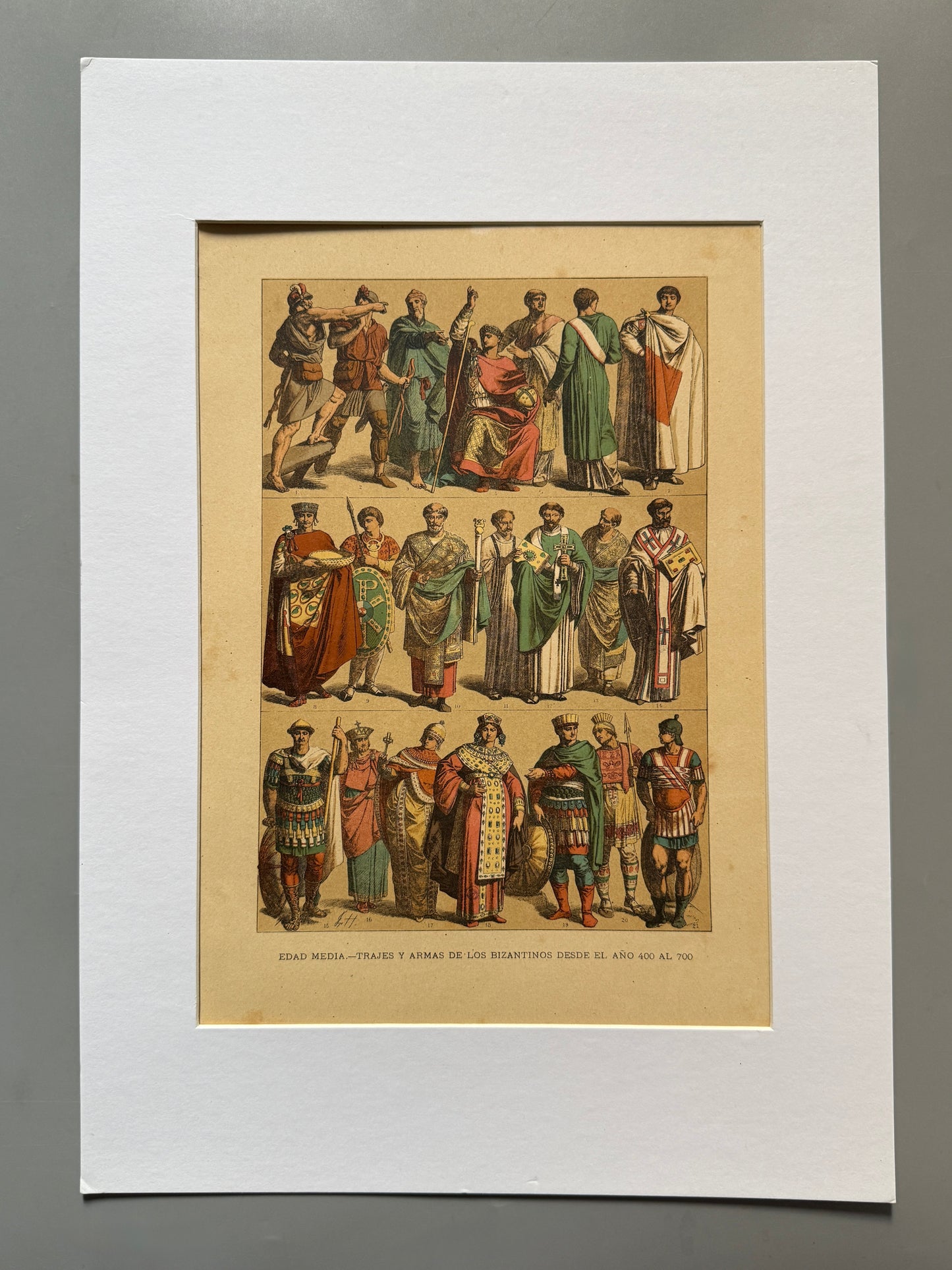 Cromolitografía trajes y armas de los bizantinos - Historia del traje. Montaner y Simón ca. 1890