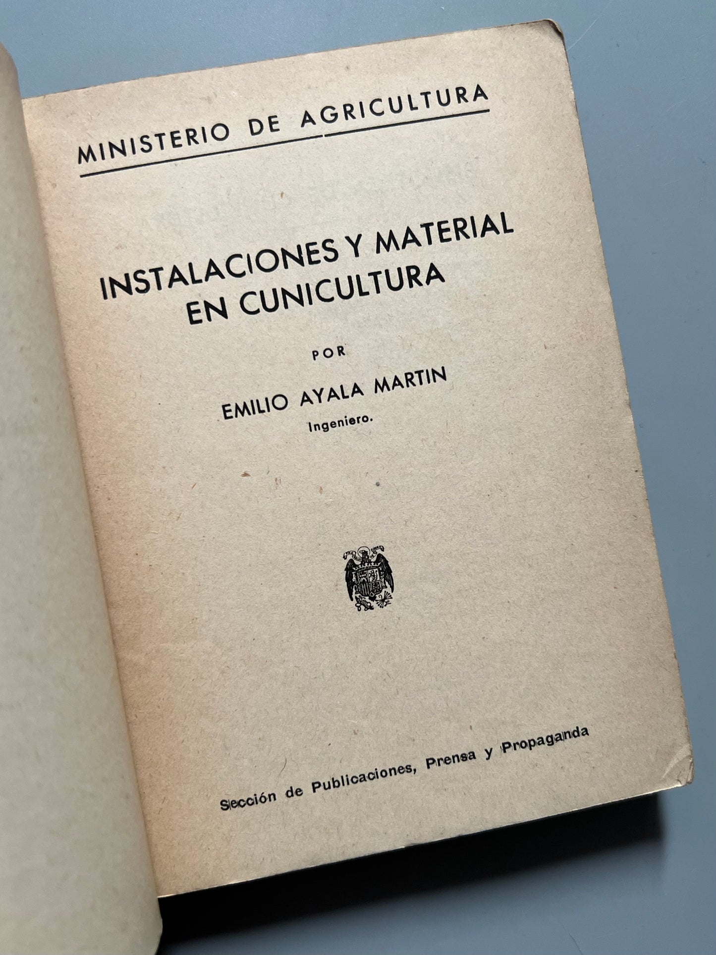 Instalaciones y material en cunicultura, Emilio Ayala Martín - Ministerio de Agricultura, ca. 1948