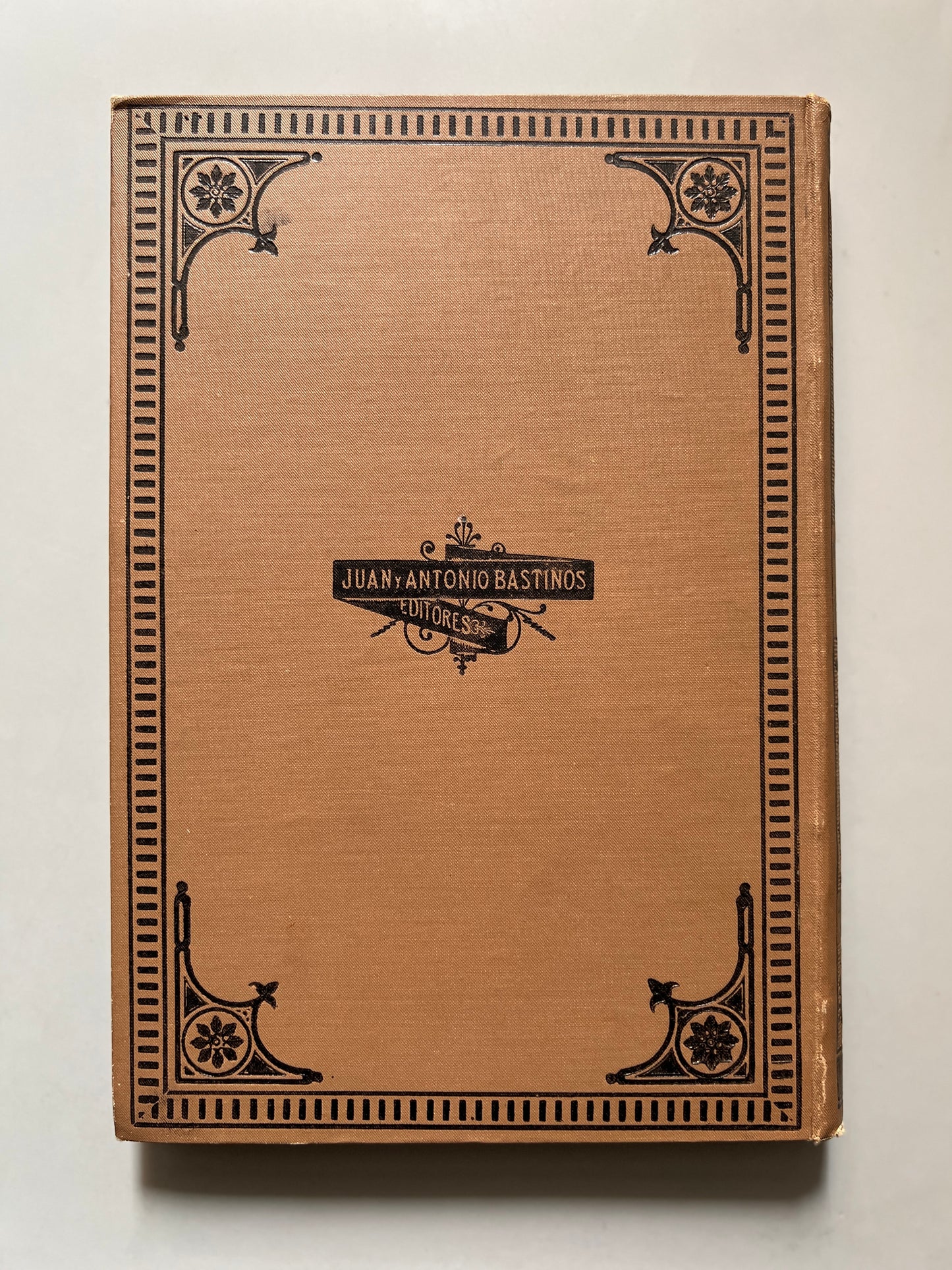 Monografía histórica e iconográfica del traje, José Puiggarí - Librería de Juan y Antonio Bastinos, 1886