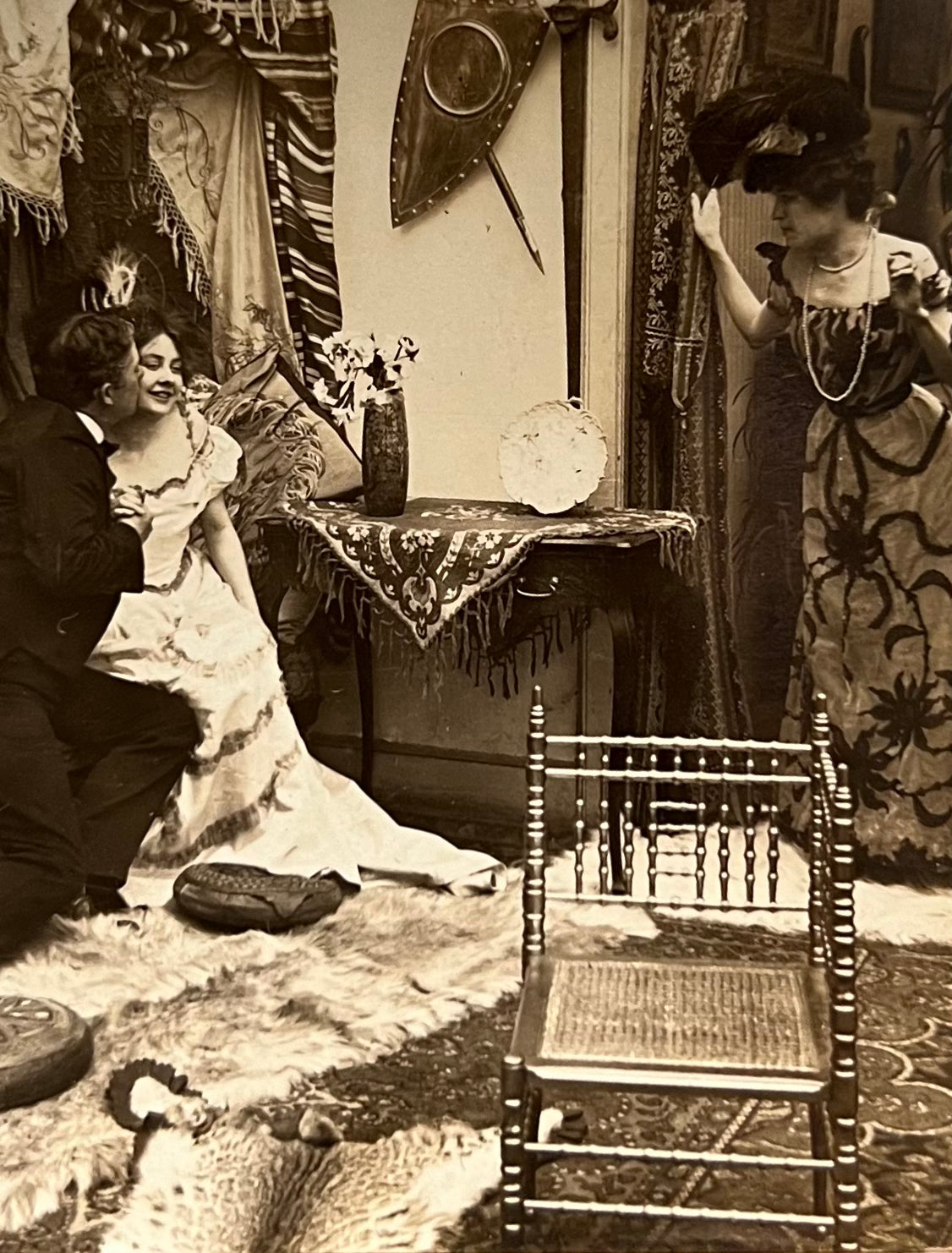 "And impatiently waiting for me", fotografía estereoscópica de teatro - H. C. White Co, ca. 1903