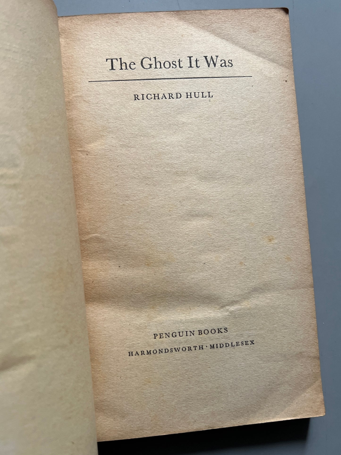 The ghost it was, Richard Hull  - Penguin Books, 1950